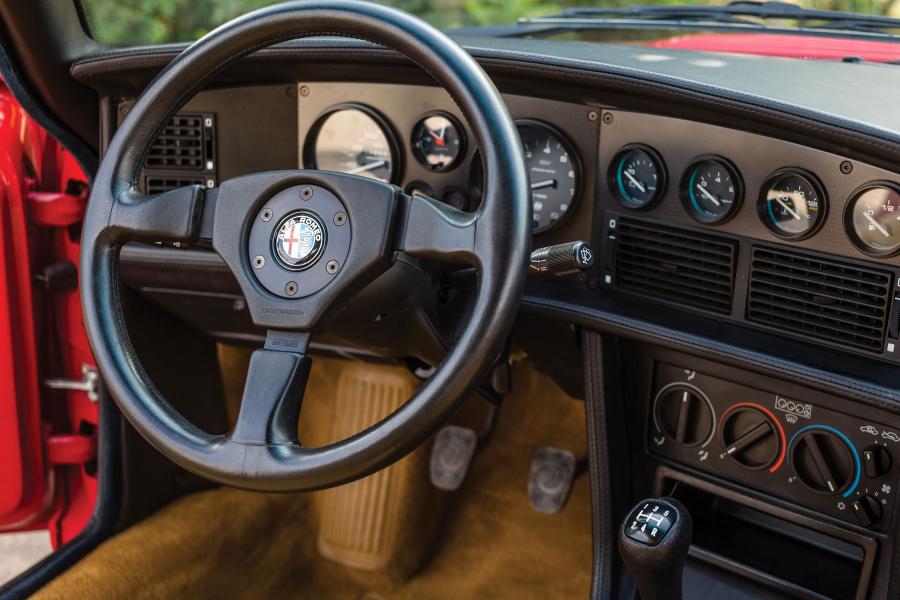 Панель приборов Alfa Romeo S.Z. 1989 года  (фото 20 из 86)